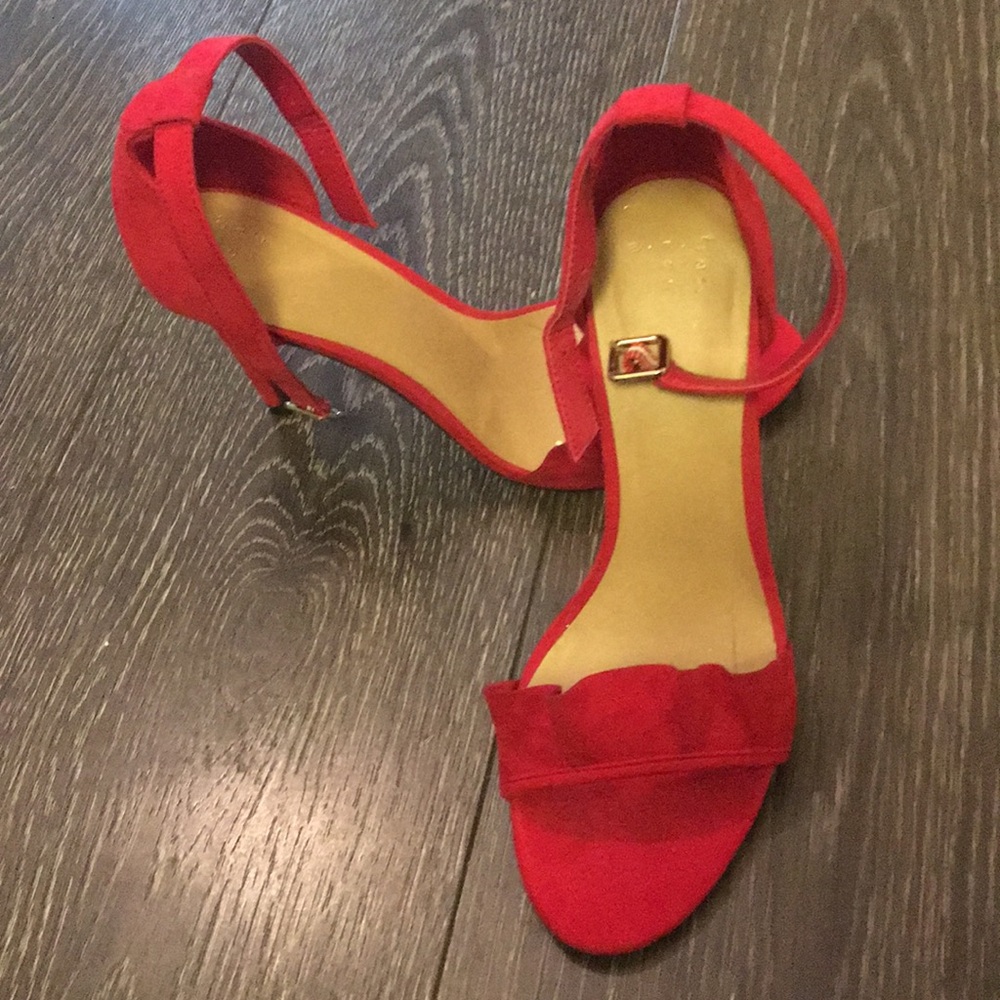 Red pumps